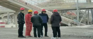 鑫金山機(jī)械技術(shù)人員不畏嚴(yán)寒在生產(chǎn)現(xiàn)場(chǎng)第一線，實(shí)地勘測(cè)調(diào)查